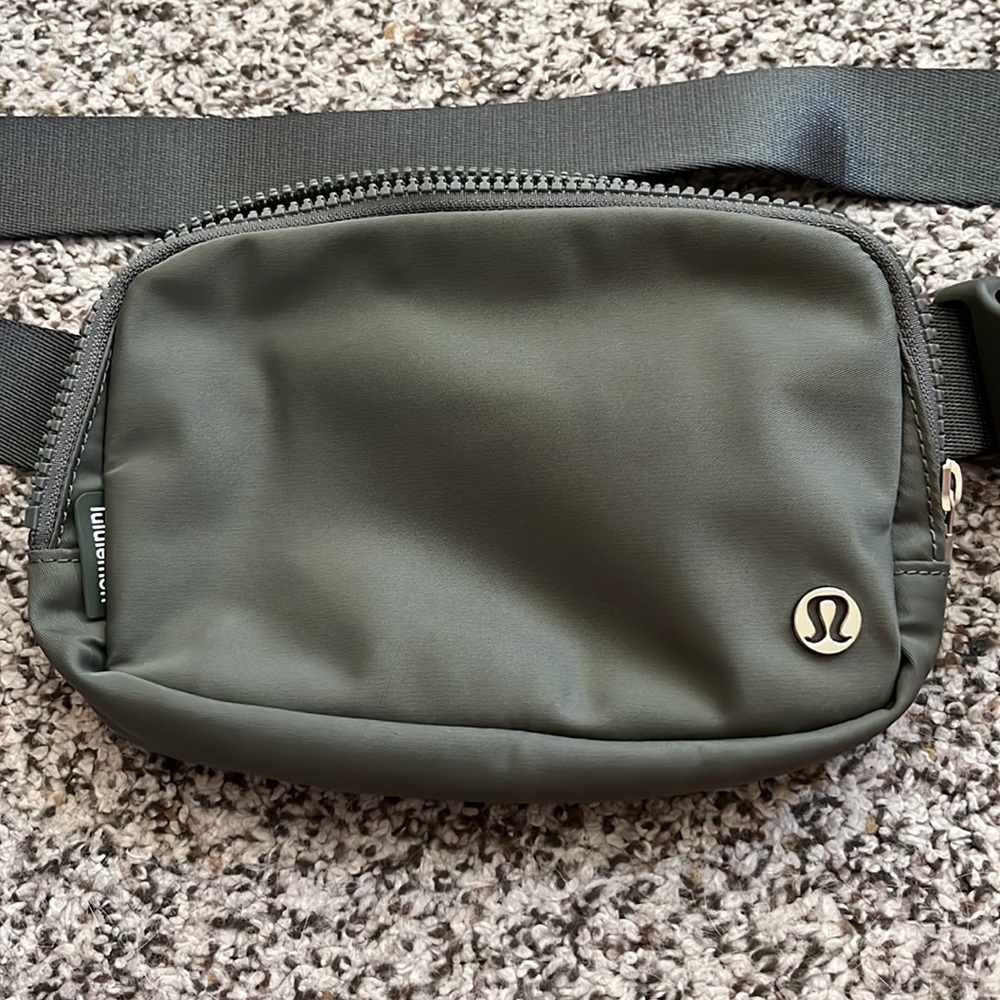 Lululemon belt bag sage green